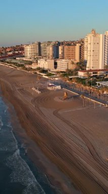 Akdeniz 'in ve İspanya' nın batımında Alicante kentinin insansız hava aracı görüntüsü. Dikey