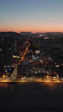 Günbatımında İspanya 'daki Alicante şehri ve Akdeniz' in insansız hava aracı görüntüsü. Dikey