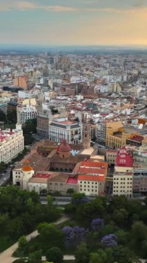 İspanya 'nın Valencia kentindeki Mestalla Stadyumu yakınlarındaki binaların insansız hava aracı görüntüsü. Dikey