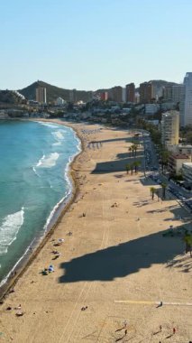 İspanya 'nın Benidorm kentindeki deniz ve kıyı şeridi boyunca bulunan binaların insansız hava aracı görüntüsü. Dikey