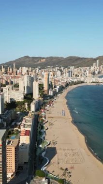 İspanya 'nın Benidorm kentindeki deniz ve kıyı şeridi boyunca bulunan binaların insansız hava aracı görüntüsü. Dikey