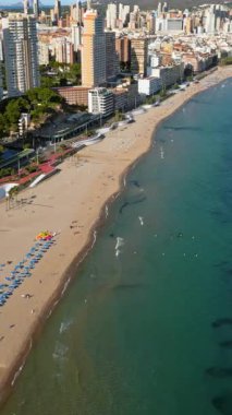 İspanya 'nın Benidorm kentindeki deniz ve kıyı şeridi boyunca bulunan binaların insansız hava aracı görüntüsü. Dikey