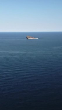 Benidorm Adası 'nın ve İspanya' nın Benidorm kentindeki Akdeniz 'deki doğa rezervinin insansız hava aracı görüntüsü. Dikey