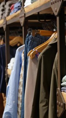 Mağazadaki bir askıda asılı olan birden fazla elbiseyi kapatın. Dikey