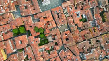 İtalya 'nın Toskana bölgesindeki Serchio nehri üzerindeki Lucca şehrinin insansız hava aracı görüntüsü