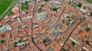 İtalya 'nın Toskana bölgesindeki Serchio nehri üzerindeki Lucca şehrinin insansız hava aracı görüntüsü