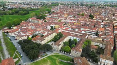 İtalya 'nın Toskana bölgesindeki Serchio nehri üzerindeki Lucca şehrinin insansız hava aracı görüntüsü