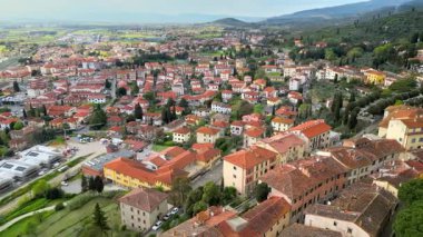 Castiglion Fiorentino 'nun hava aracı görüntüsü. Doğu Toskana, İtalya' da duvarlarla çevrili küçük bir şehir.