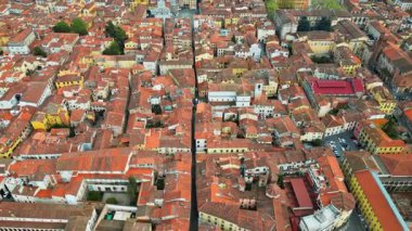 İtalya 'nın Toskana bölgesindeki Serchio nehri üzerindeki Lucca şehrinin insansız hava aracı görüntüsü