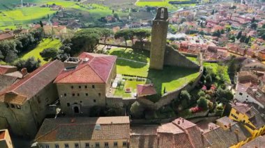 Cassero Kulesi 'nin Castiglion Fiorentino, Toskana, İtalya' daki hava aracı görüntüsü.