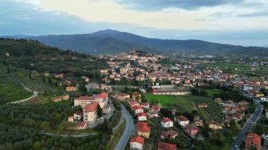 Castiglion Fiorentino 'nun hava aracı görüntüsü. Doğu Toskana, İtalya' da duvarlarla çevrili küçük bir şehir.