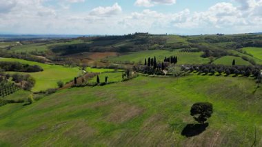 İtalya 'nın orta kesimindeki Tuscany' deki Valdorcia bölgesinin insansız hava aracı görüntüsü