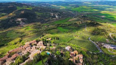 İtalya 'nın orta kesimindeki Toskana' daki Rocca d 'Orcia köyünün insansız hava aracı görüntüsü.