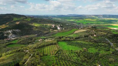 İtalya 'nın orta kesimindeki Tuscany' deki Valdorcia bölgesinin insansız hava aracı görüntüsü