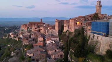 İtalya 'nın Toskana kentindeki Montepulciano ortaçağ tepe kasabasının üzüm bağlarıyla çevrili insansız hava aracı görüntüsü.
