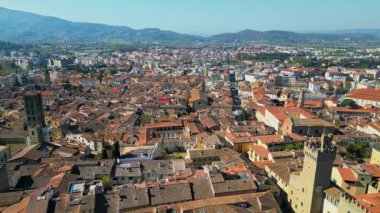 İtalya 'nın Toskana kentindeki Arezzo şehrinin gündüz hava aracı görüntüsü.