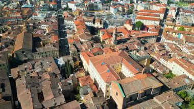 İtalya 'nın Toskana kentindeki Arezzo şehrinin gündüz hava aracı görüntüsü.