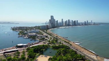 Kartaca, Kolombiya 'nın tarihi merkezinin hava aracı görüntüsü Karayipler kıyısı ve gündüz gezinti güvertesi