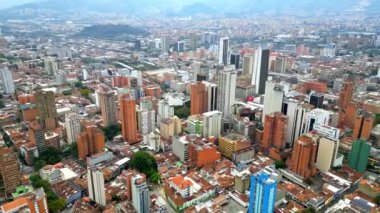Medellin 'in hava aracı görüntüsü, Kolombiya' nın tarihi yamaç kasabası gündüz vakti
