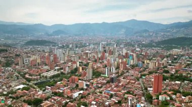 Medellin 'in hava aracı görüntüsü, Kolombiya' nın tarihi yamaç kasabası gündüz vakti