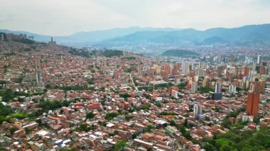 Medellin 'in hava aracı görüntüsü, Kolombiya' nın tarihi yamaç kasabası gündüz vakti