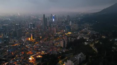 Ufuk çizgisini aydınlatan gökdelenlerin hava aracı görüntüsü Bogota, Kolombiya 'daki And eteklerine karşı.