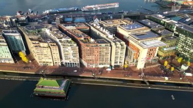Amsterdam, Hollanda - 19 Kasım 2024: Oosterdok 'taki Sea Palace restoranının ve liman binalarının insansız hava aracı görüntüsü,