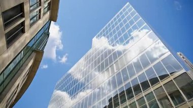 Londra 'nın finans bölgesinin modern cam gökdelenlerinin zamanlaması tarihi mimarinin yanındaki mavi gökyüzünü yansıtıyor