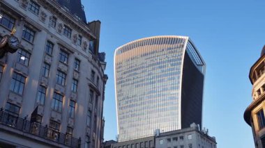 Walkie-Talkie gökdeleninin manzarası çevresindeki mimarinin üzerinde duruyor, Londra, İngiltere