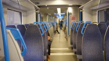 Londra, İngiltere 'de hareket eden bir trende boş koltuklar
