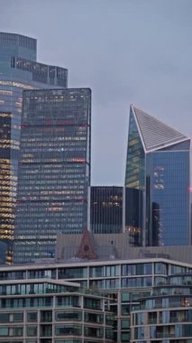 Akşamları İngiltere, Londra 'da modern cam ofis binalarının manzarası. Dikey