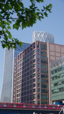 Canary Rıhtımı 'ndan geçen bir demiryolu. Dikey, Londra, İngiltere