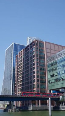 Canary Rıhtımı 'ndan geçen bir demiryolu. Dikey, Londra, İngiltere