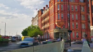 Londra, İngiltere - 14 Mayıs 2025: Royal Waterloo Çocuk ve Kadınlar Hastanesi 'nin önünden geçen trafik aksaması şehirdeki tarihi kırmızı tuğlalı bina