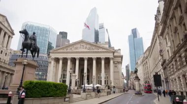 Londra, İngiltere - 15 Mayıs 2025: Etrafı gökdelenler ve anıtlarla çevrili Kraliyet Borsa Binası