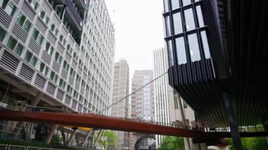 Londra, İngiltere - 14 Mayıs 2025: Londra Duvarı finans bölgesindeki modern ofis binalarının düşük açılı görünümü