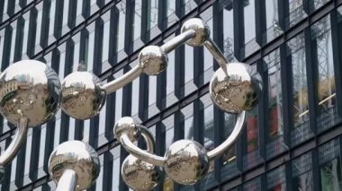 Londra, İngiltere - 14 Mayıs 2025: Yansıtıcı metalik küreler The Bubble Bond Londra 'nın Liverpool istasyonu yakınlarındaki modern bir ofis binasının dışındaki plazada yer alıyor