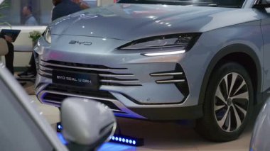 Londra, İngiltere - 16 Mayıs 2025: Pürüzsüz, gümüş renkli bir BYD Mühür U DM-i elektrikli araba kapalı alanda sergileniyor