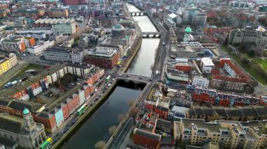 Dublin, İrlanda 'daki Liffey Nehri üzerindeki köprülerin hava aracı görüntüsü.