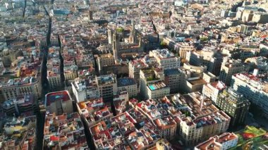 Barcelona, İspanya 'daki Gotik Bölge' nin ikonik Barcelona Katedrali 'nin merkezinde duran insansız hava aracı görüntüsü.