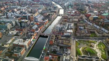 Dublin, İrlanda 'daki Liffey Nehri üzerindeki köprülerin hava aracı görüntüsü.
