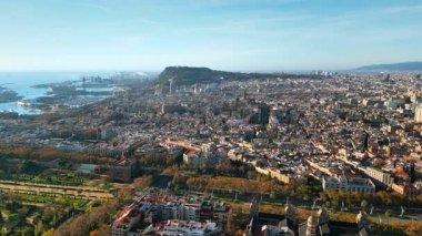 Barcelona, İspanya 'nın insansız hava aracı görüntüsü, Montjuic Hill, hareketli Barcelona Limanı ve tarihi şehir merkezi