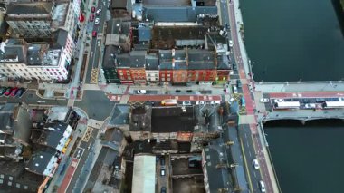 Mantar Nehri 'nin ve şehir merkezinden akan ikonik köprülerin yoğun mimari ve trafik hareketleriyle hava aracı görüntüsü.