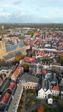 Hollanda 'nın Delft kentindeki Nieuwe Kerk Protestan kilisesinin insansız hava aracı görüntüsü. Dikey