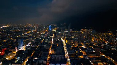Ufuk çizgisini aydınlatan gökdelenlerin hava aracı görüntüsü Bogota, Kolombiya 'daki And eteklerine karşı.