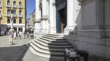 Venedik, İtalya - 9 Temmuz 2025: İnsanlar şehrin dar sokaklarında binaların arasında yürüyor