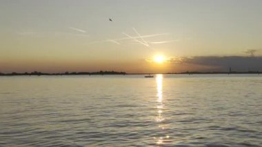 Venedik Gölünde, İtalya 'da güneş denizin üzerinde batıyor.