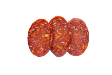 Beyaz arka planda izole edilmiş salam sosisi dilimleri.