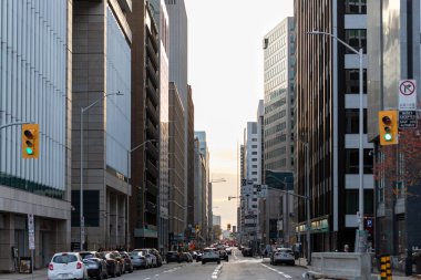 Ottawa, Kanada - 5 Kasım 2022: Şehir merkezinde sokak lambaları olan şehir manzarası. Şehirde trafik vardı..