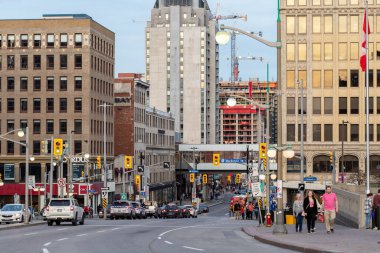 Ottawa, Kanada - 5 Kasım 2022: Şehir merkezindeki Rideau Caddesi. Kavşaklı şehir manzarası, trafik ışıkları ve yürüyen insanlar..